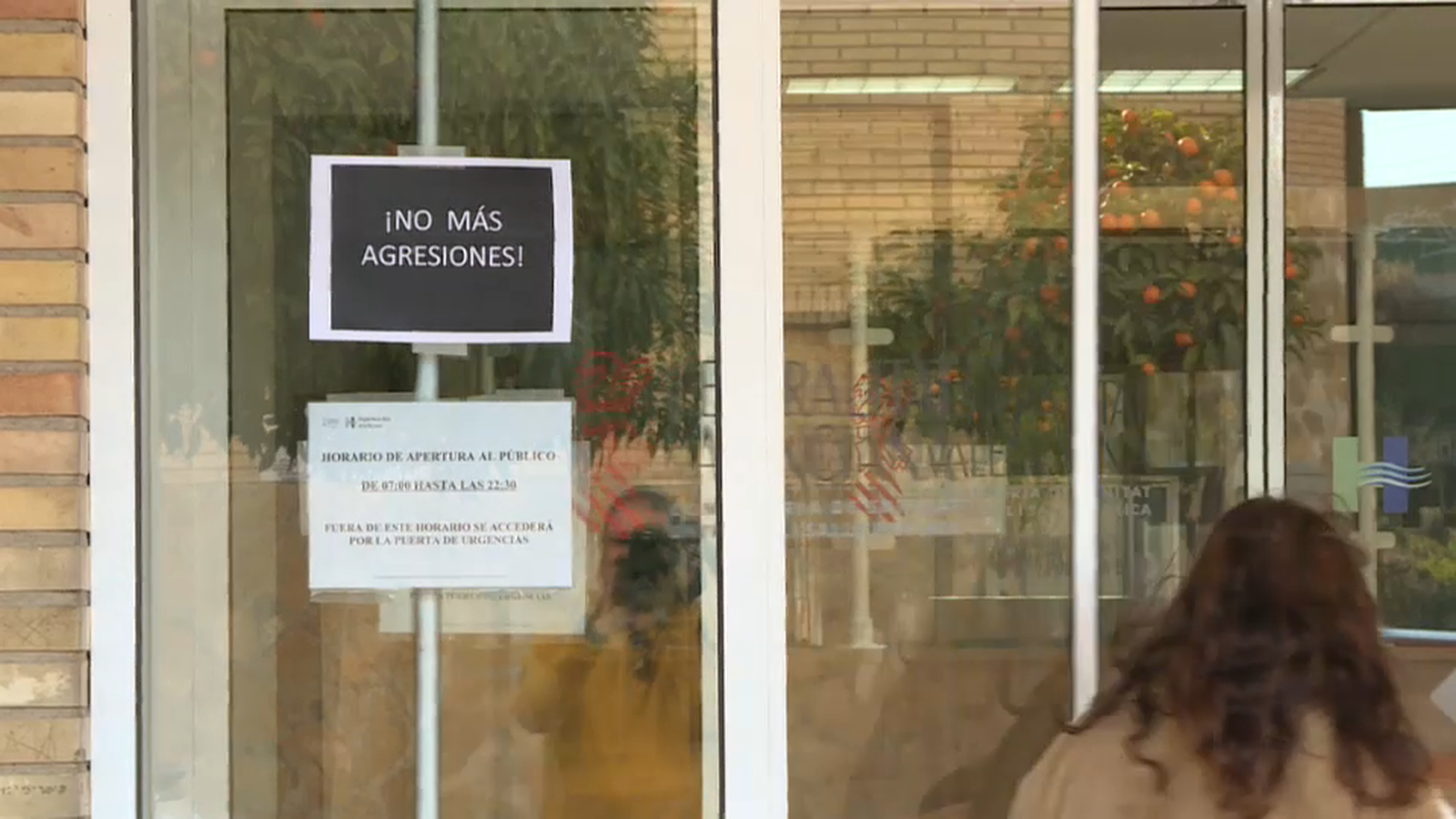 L'entrada de l'hospital de la Vila Joiosa, on pengen diversos missatges de rebuig a l'intent d'agressió sexual
