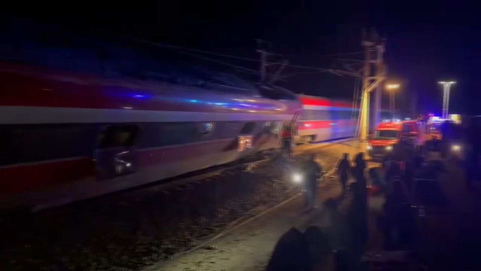 Almenys dos morts i diversos ferits en el descarrilament de dos trens d’alta velocitat a Adamuz