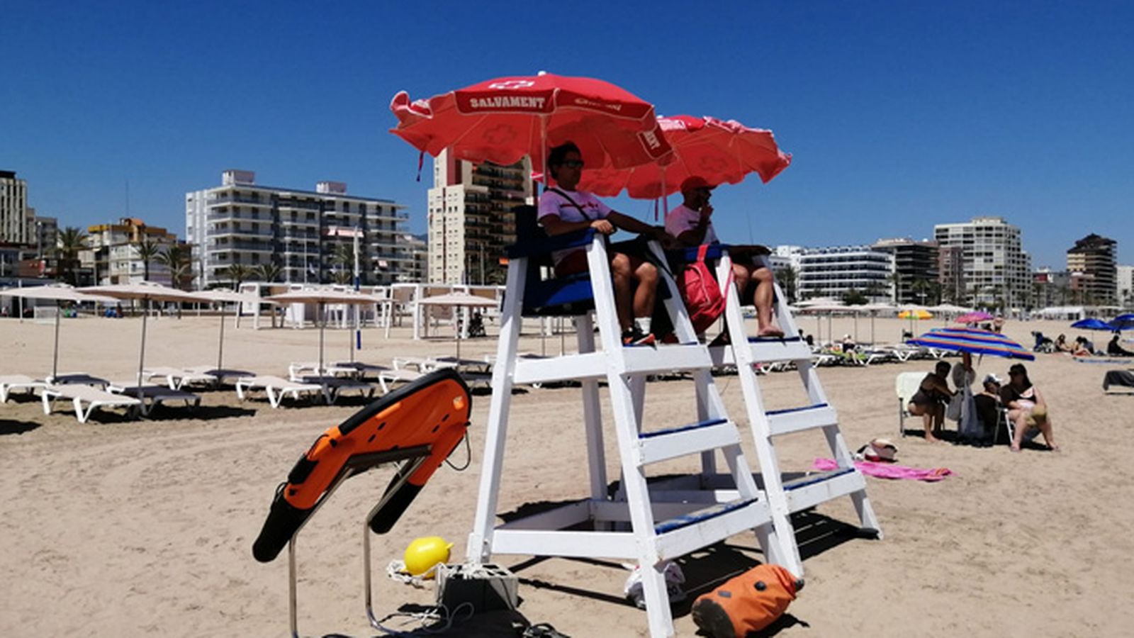 Dos socorristes vigilen a la platja de Gandia (arxiu)