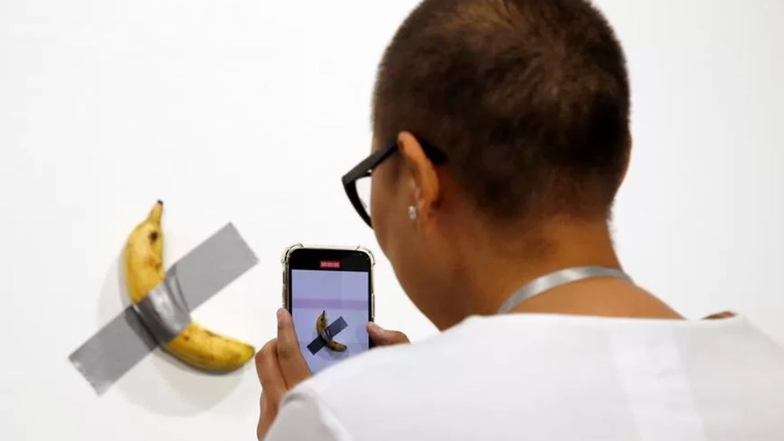 La banana pegada a la paret amb cinta adhesiva presentada en 2019 per l'artista Maurizio Cattelan en la fira Art Basel de Miami