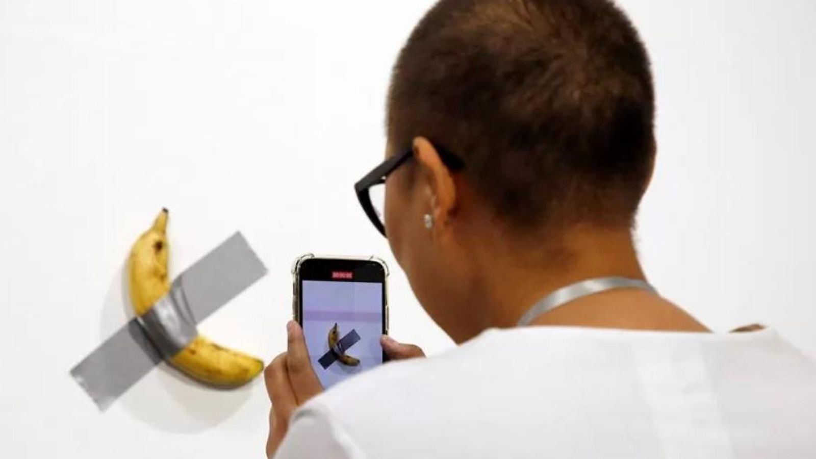 La banana apegada amb cinta adhesiva presentada el 2019 per l'artista Maurizio Cattelan en la fira Art Basel de Miami La banana pegada a la paret amb cinta adhesiva presentada en 2019 per l'artista Maurizio Cattelan en la fira Art Basel de Miami