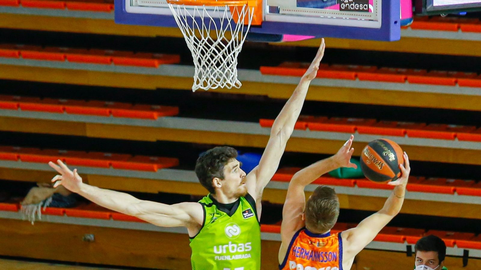 Hermannsson intenta una canasta davant un defensor del Fuenlabrada