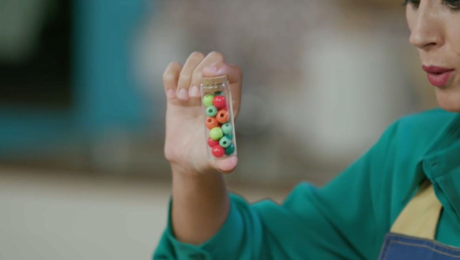 Amb el símil de les boles de colors, Sirvent ha mostrat la composició de la carabasseta, amb els carbohidrats, proteïnes i vitamines minerals