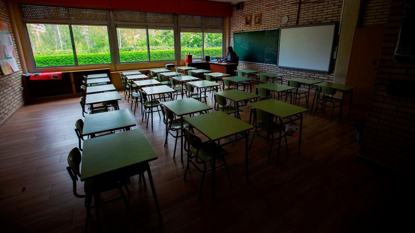 Un professor en una classe buida, en una imatge d'arxiu