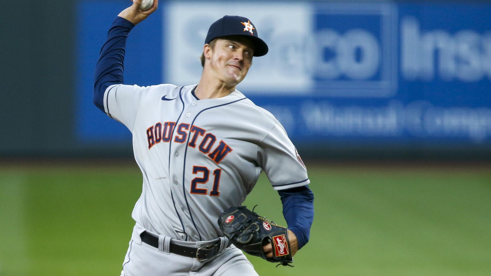 Un jugador de beisbol llança una pilota