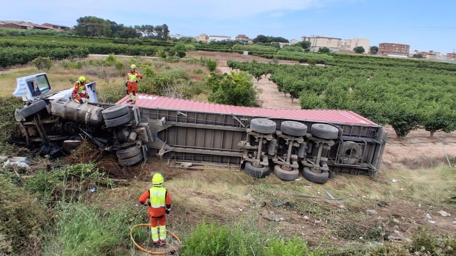 El camió, bolcat i travessat sobre un camp, este dimarts