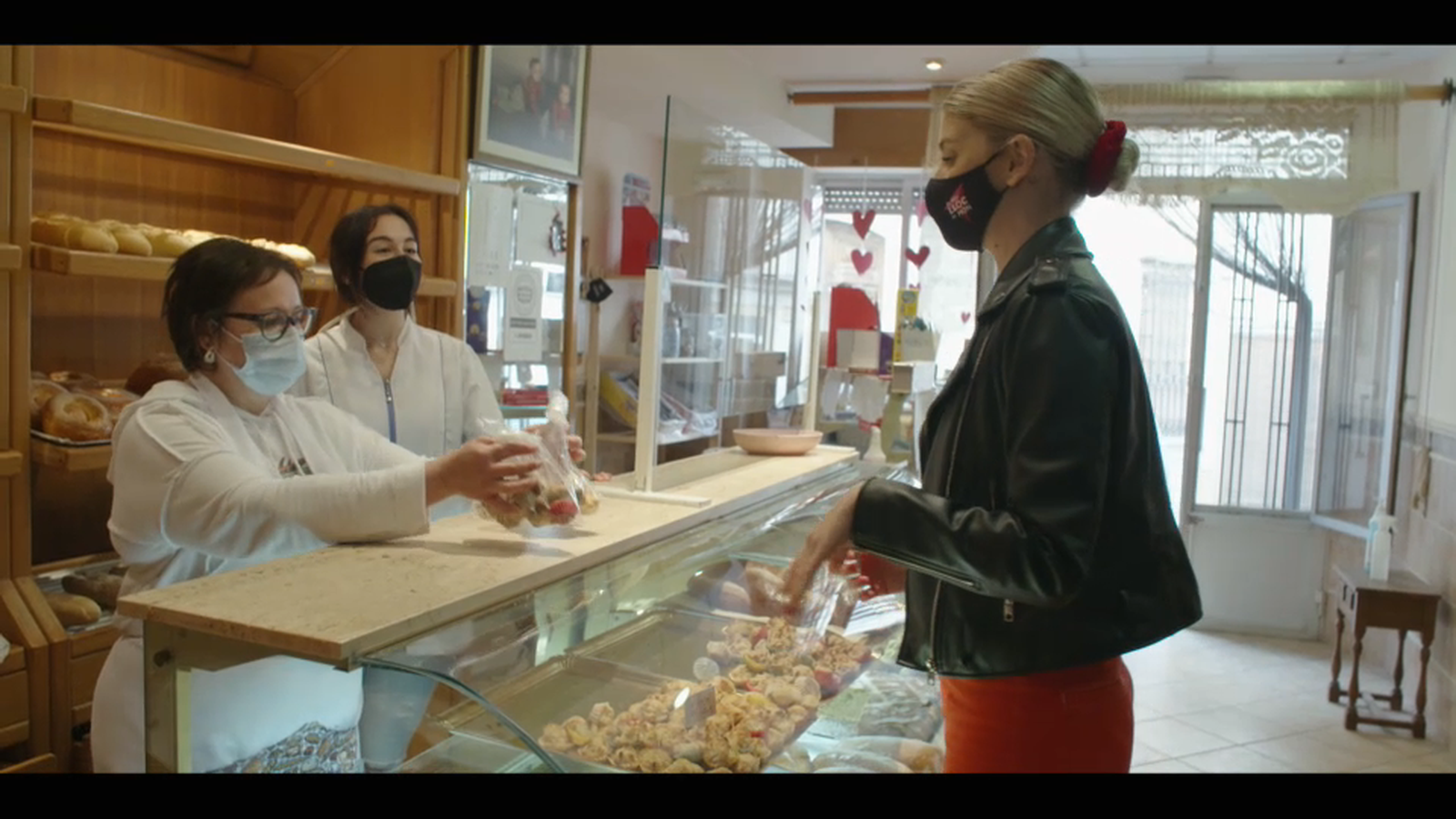 Samantha compra carinyets al forn del seu poble