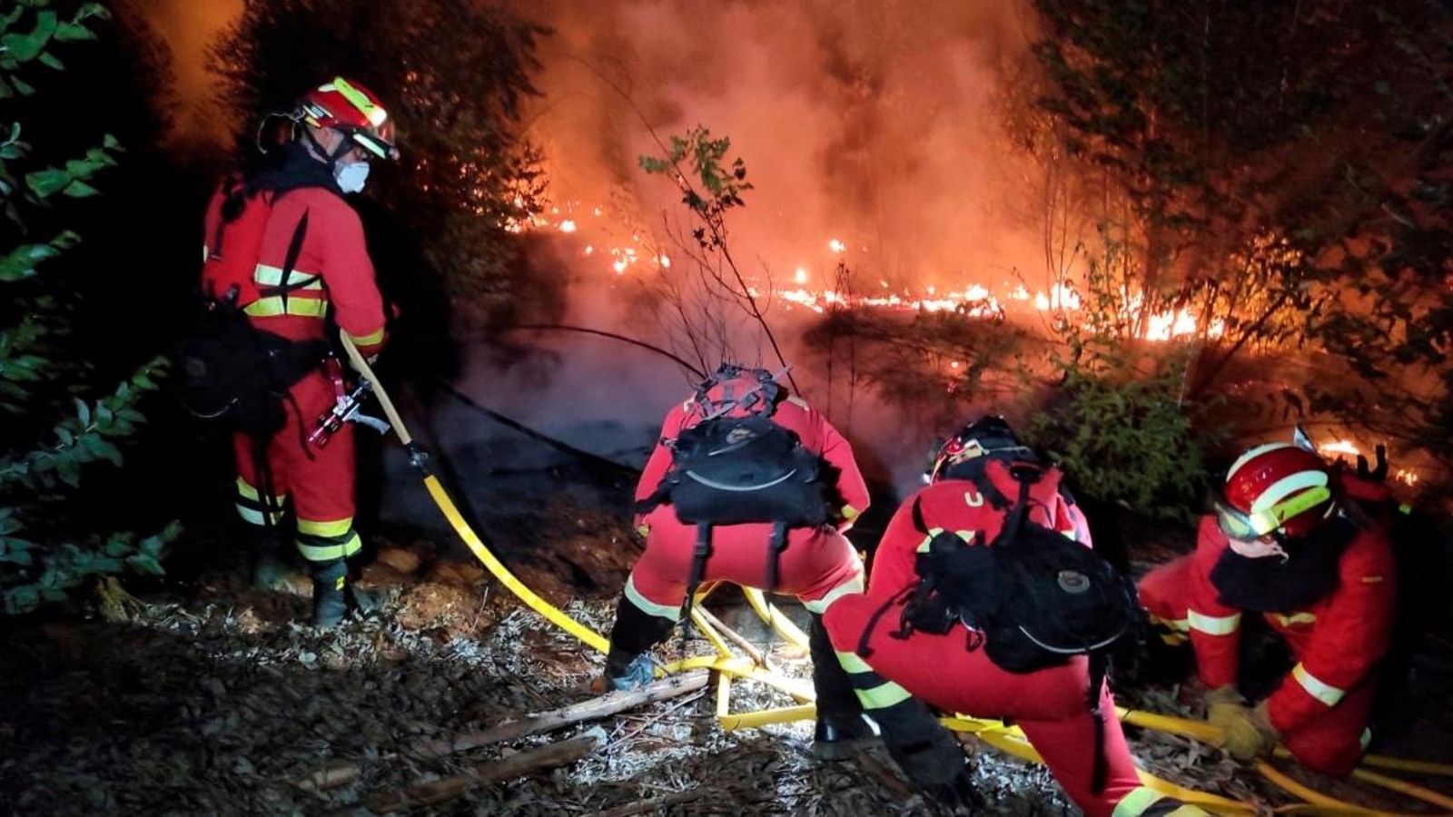 Un dispositiu de més de 200 efectius lluita contra el foc a Huelva