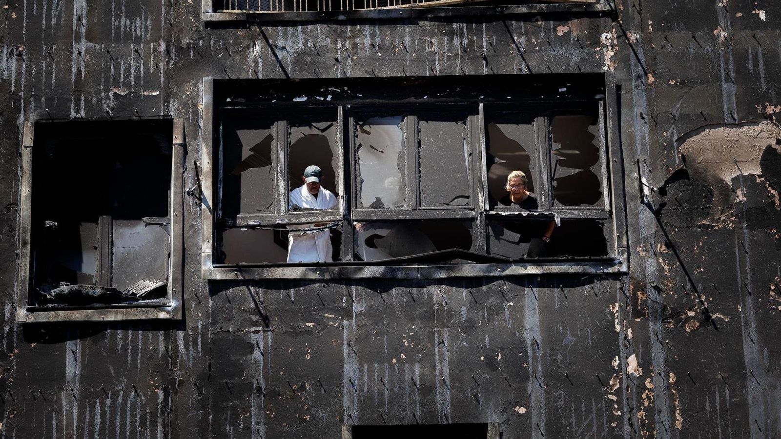 Veïns i veïnes de Begís tornen a casa i comproven l'estat de les seues cases després del foc