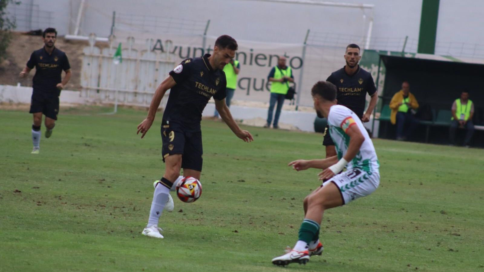 De Miguel, en una acció del partit