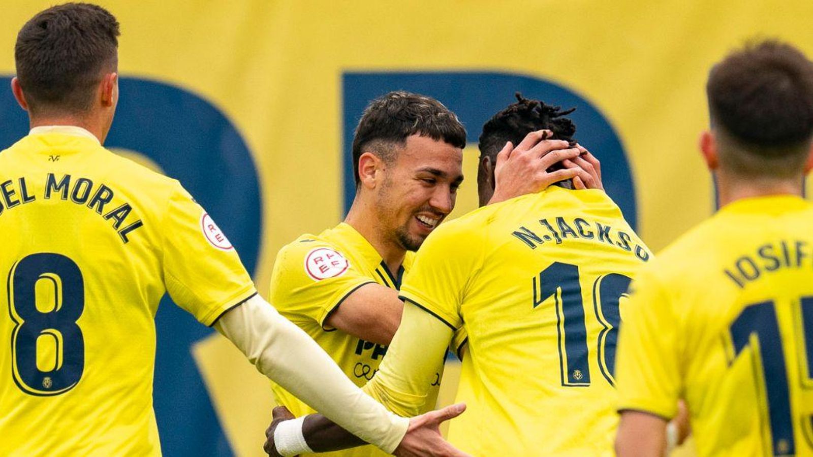 Els jugadors groguets celebren un dels gols