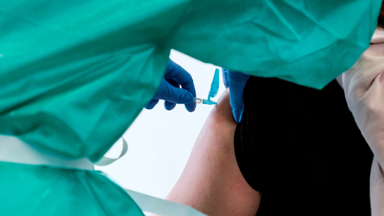 Una dona rep la segona dosi de la vacuna contra la Covid-19