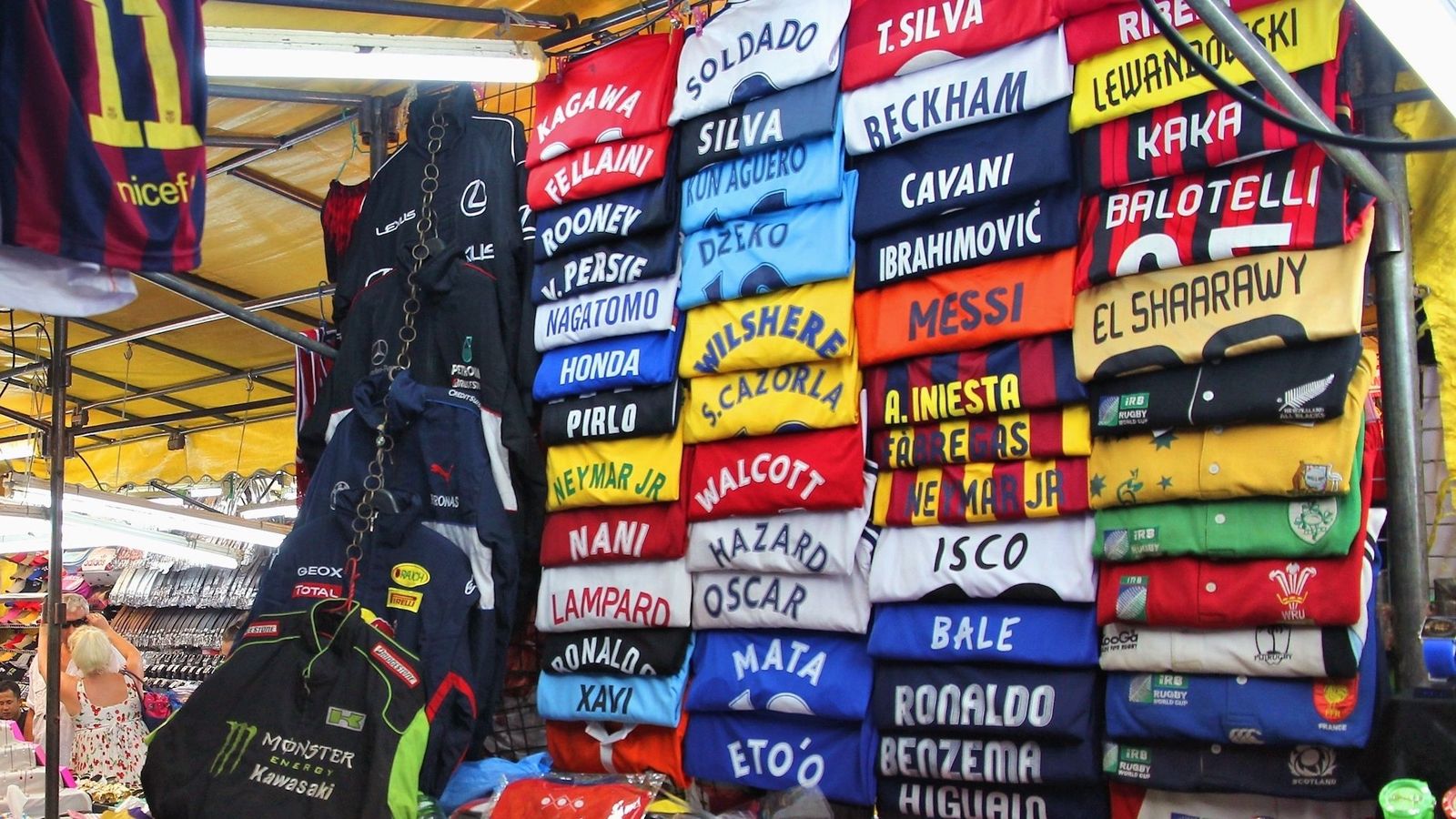 Camisetes d'equips de futbol falsificades a un mercadet