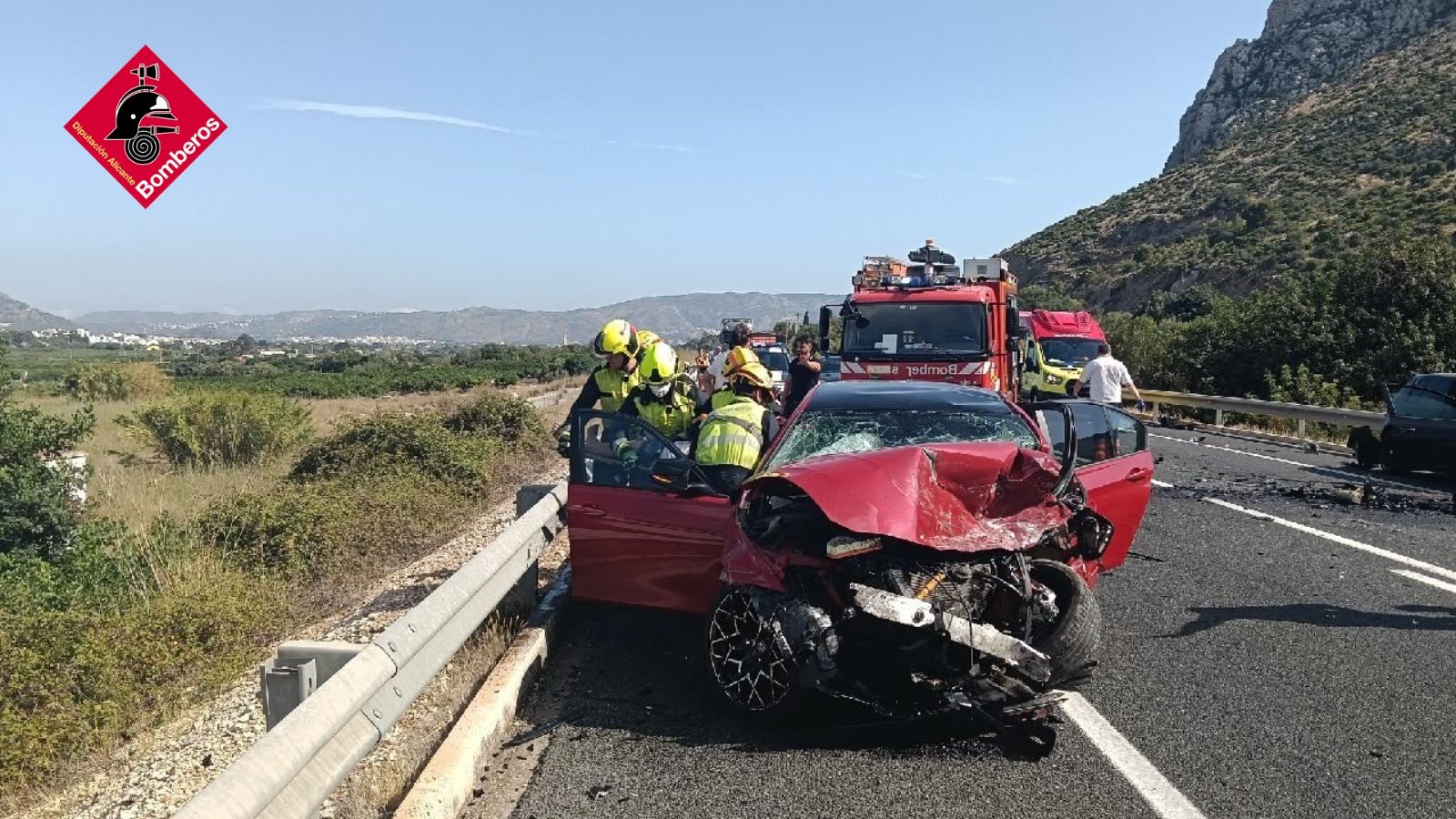 Imatge de la intervenció dels bombers a la carretera N332