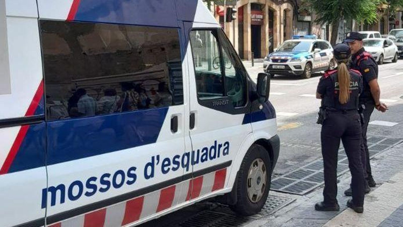 Una furgoneta i dos agents dels Mossos d'Esquadra, en una imatge d'arxiu