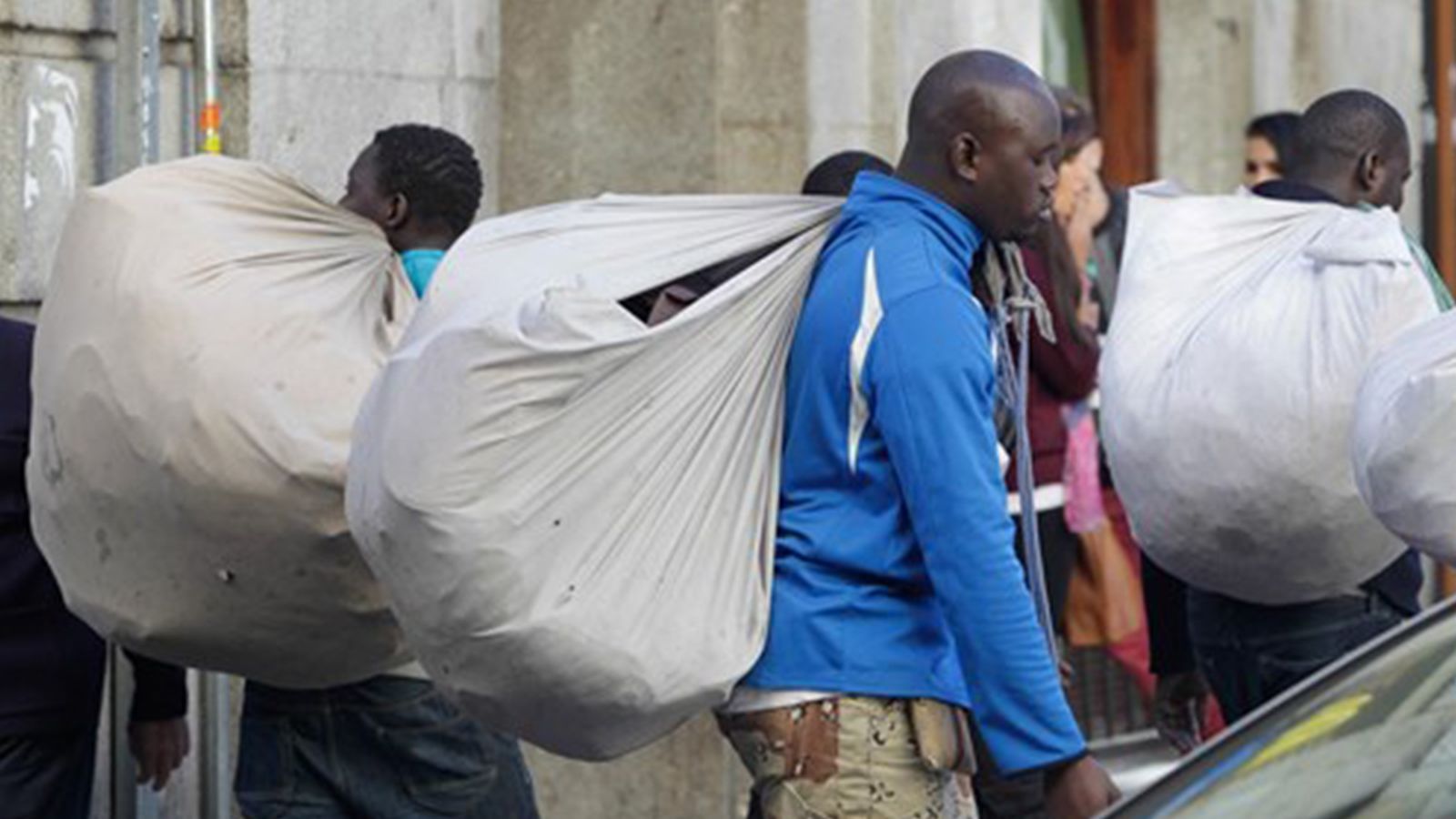 Els manters carreguen els seus productes