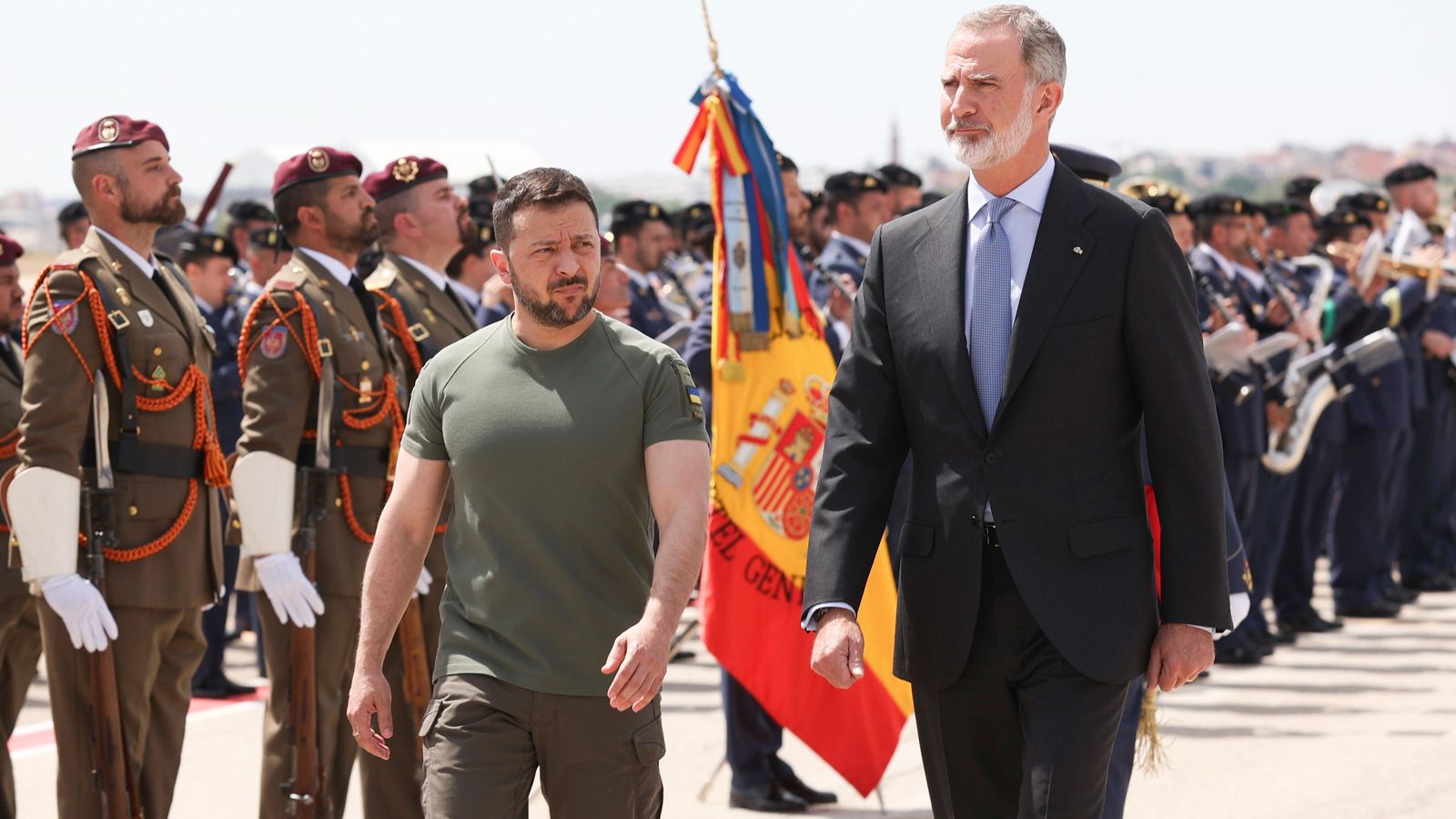 El president d'Ucraïna, Volodímir Zelenski i el rei Felip VI , a peu de pista després d'arribar a l'aeroport d'Adolfo Suárez Madrid-Barajas