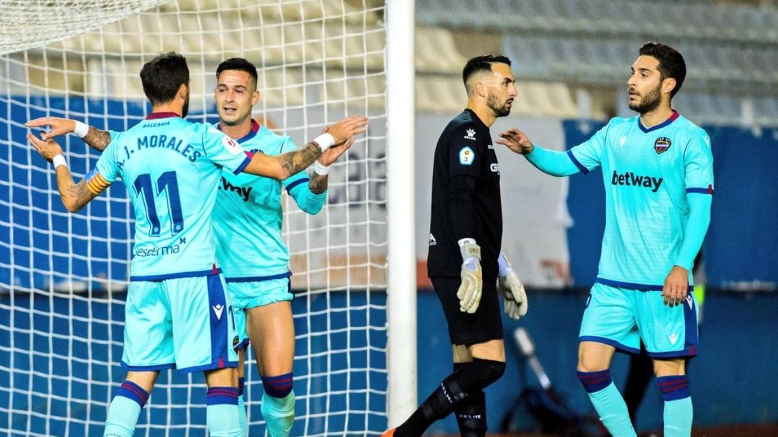 Sergio León i Morales celebren un dels gols contra el Racing de Múrcia