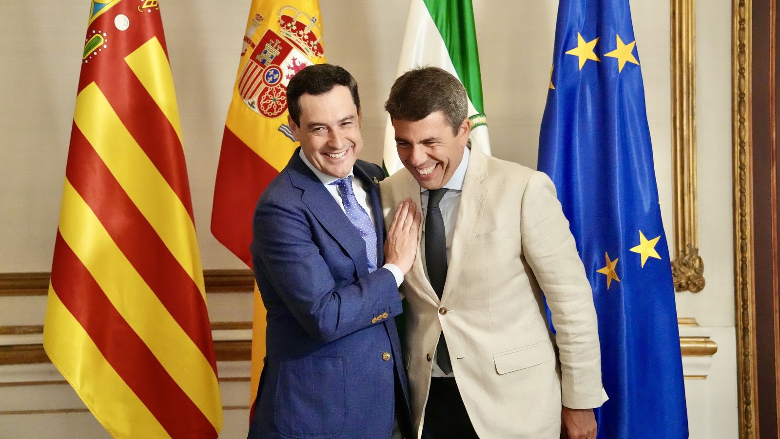 El president de la Junta d'Andalusia, Juanma Moreno, i el president de la Generalitat Valenciana, Carlos Mazón, reunits a Sevilla