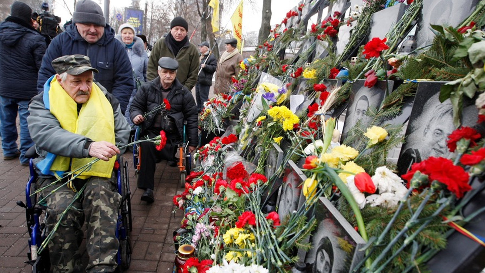 Ciutadans ucraïnesos rendeixen tribut als caiguts en la revolució del Maidan, en una imatge d'arxiu
