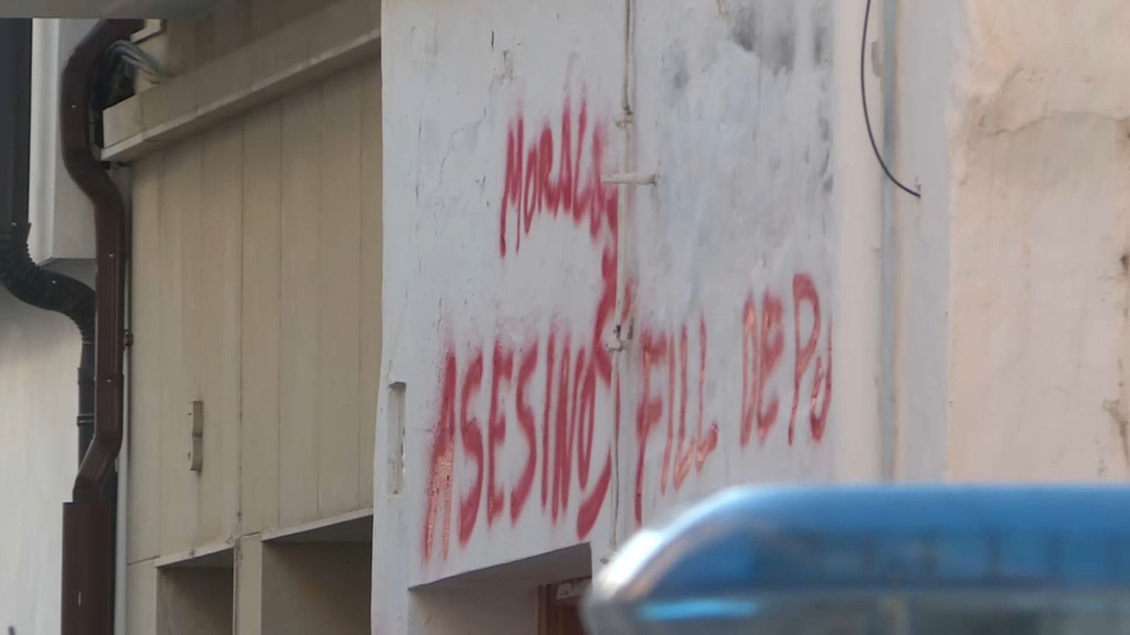 Pintada a la façana de la casa de Sueca on va ser assassinat el xiquet de tretze anys anys