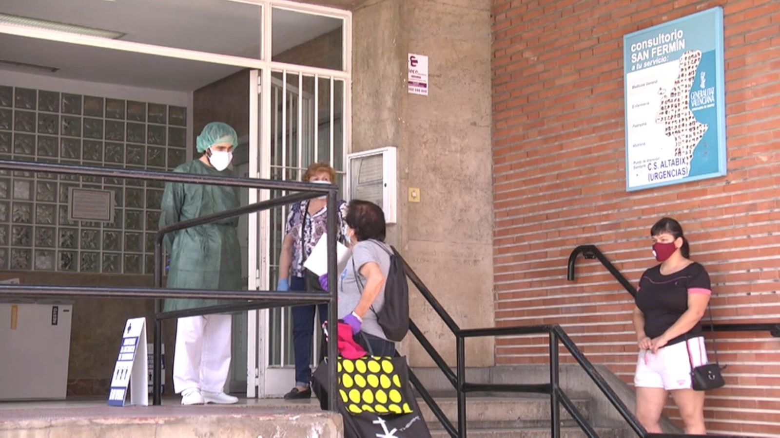 Un dels centres de salut de la Comunitat Valenciana, on els pacients esperen al carrer