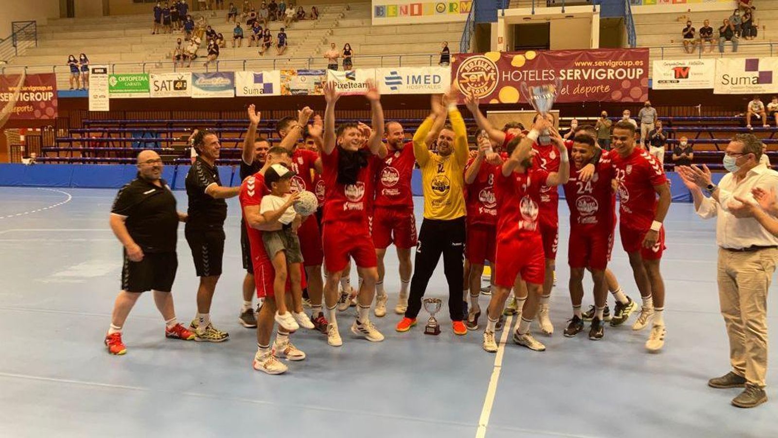 L'Handbol Alacant, amb el trofeu de campió