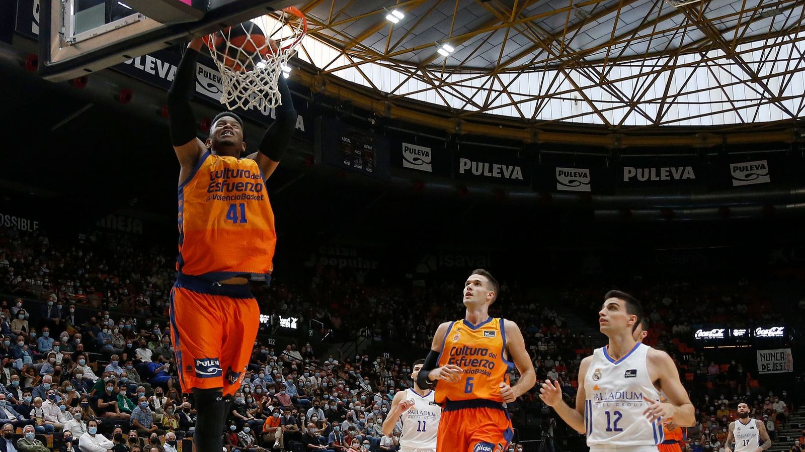 Jasiel Rivero converteix una cistella