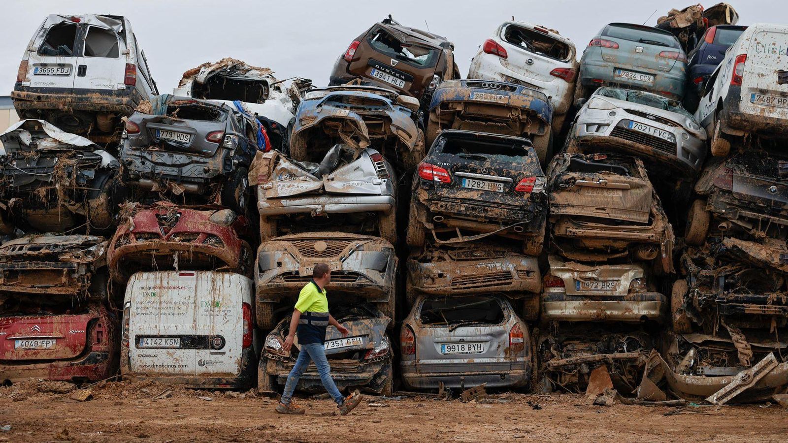 Muntanya de vehicles arrossegats per l'aigua i amuntonats en un solar de Paiporta