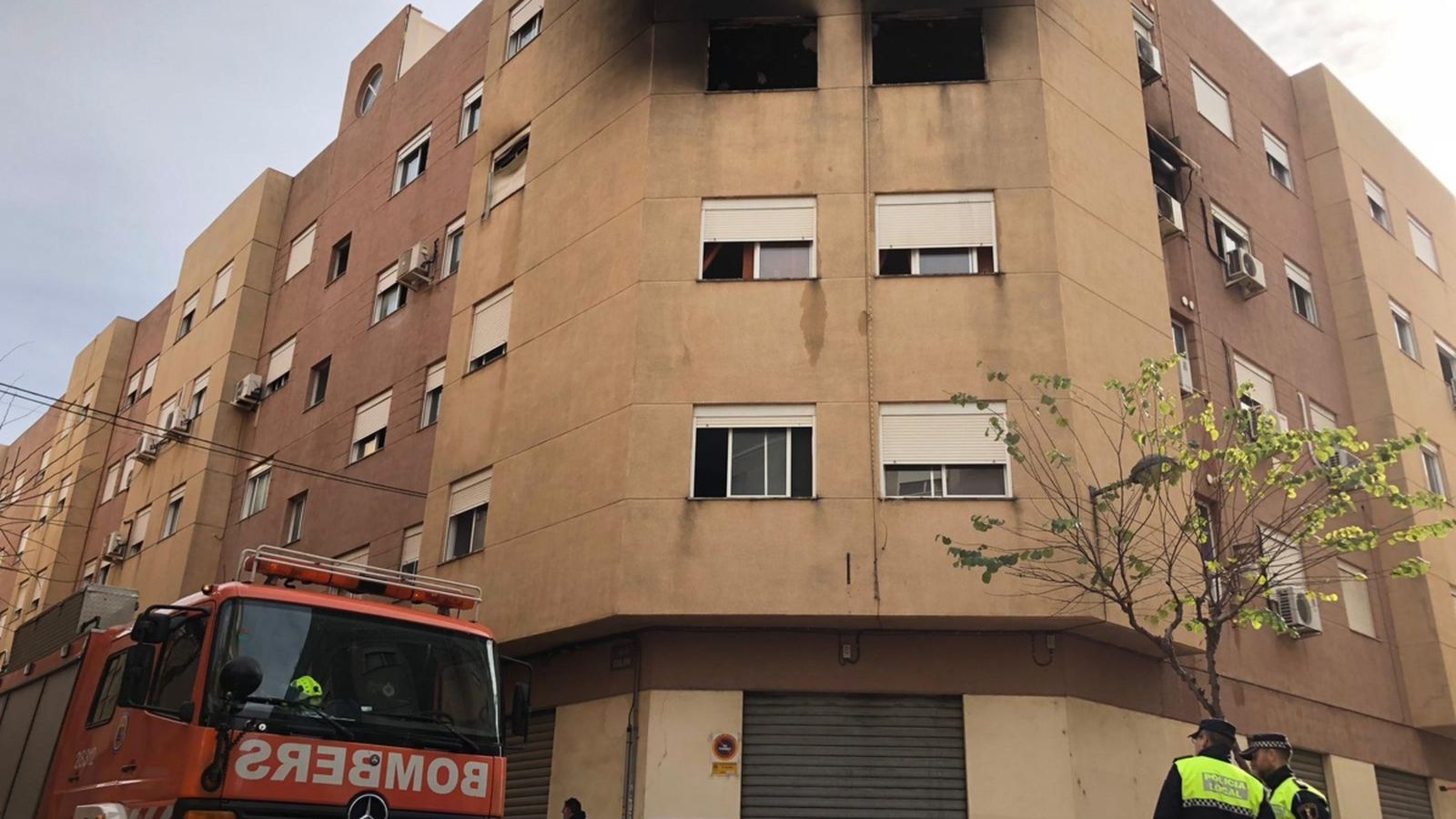 Evacuen 15 veïns d\'un edifici d\'Albal per un incendi que ja està extingit