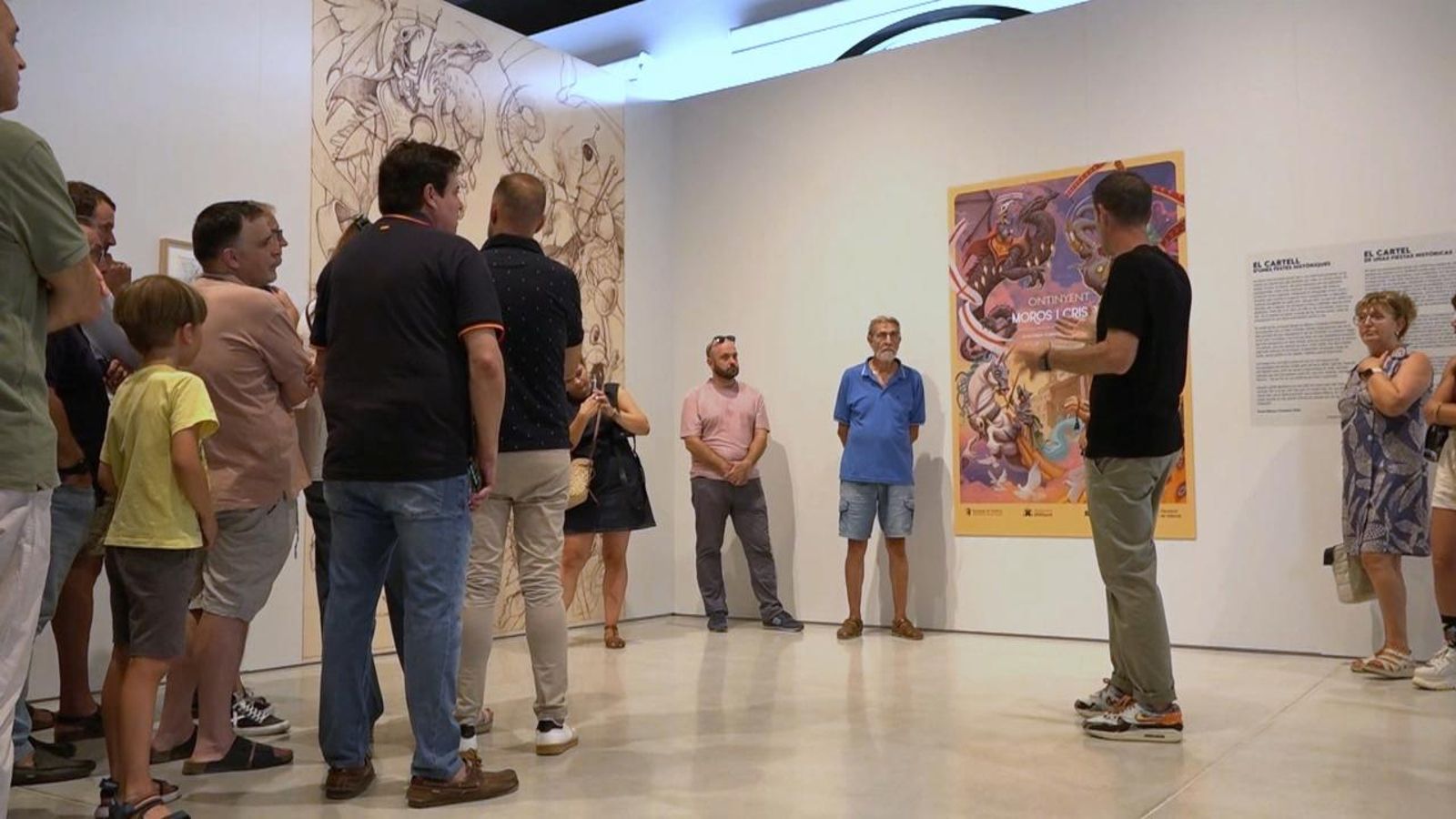 L'arista urbà d'Ontinyent Dulk, durant la inauguració de la mostra "Origen i metamorfosi", en el marc de les Festes de Moros i Cristians 2025