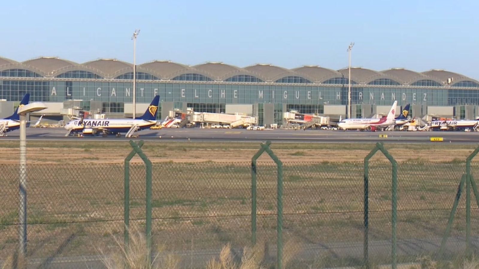 Diverses aeronaus en l'aeroport d'Alacant-Elx, en una imatge d'arxiu