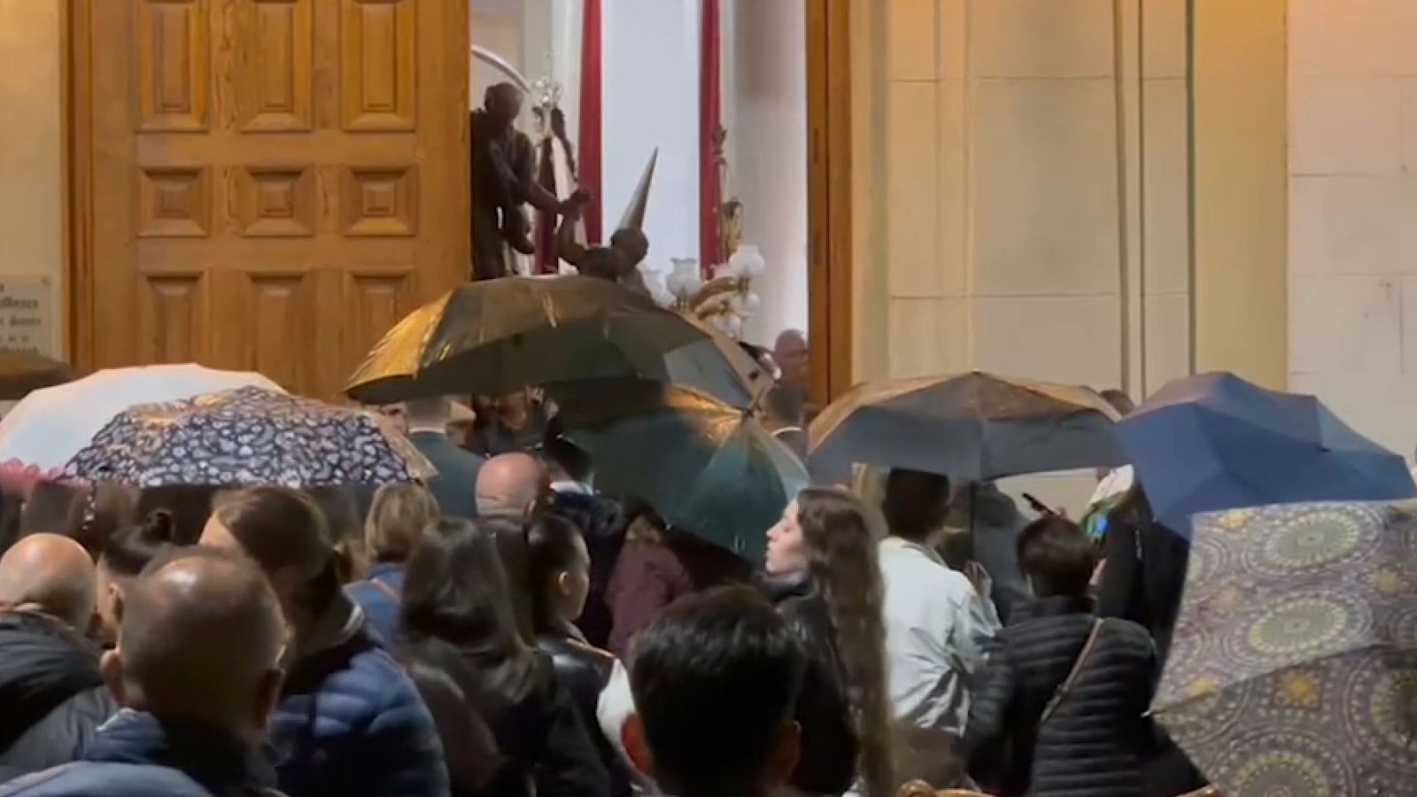 Moltes confraries van esperar fins a poc abans de l'hora d'eixida prevista per a decidir si exien en processó, el que no va evitar que molts fidels es concentraren a les portes