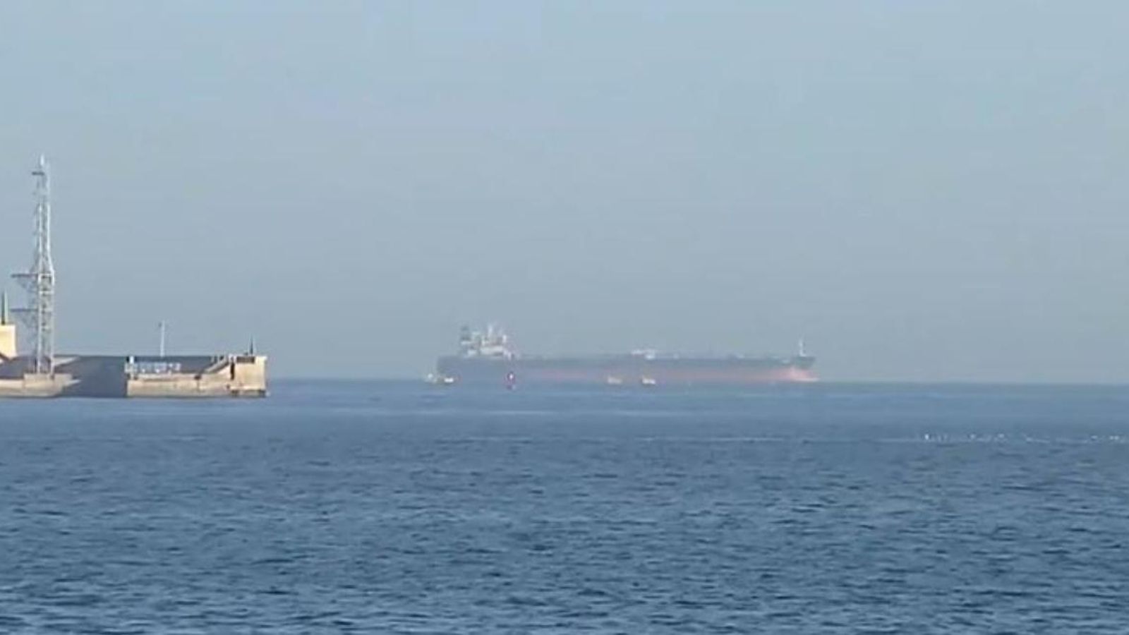 El vaixell amb set polissons nigerians abandona el port de Castelló