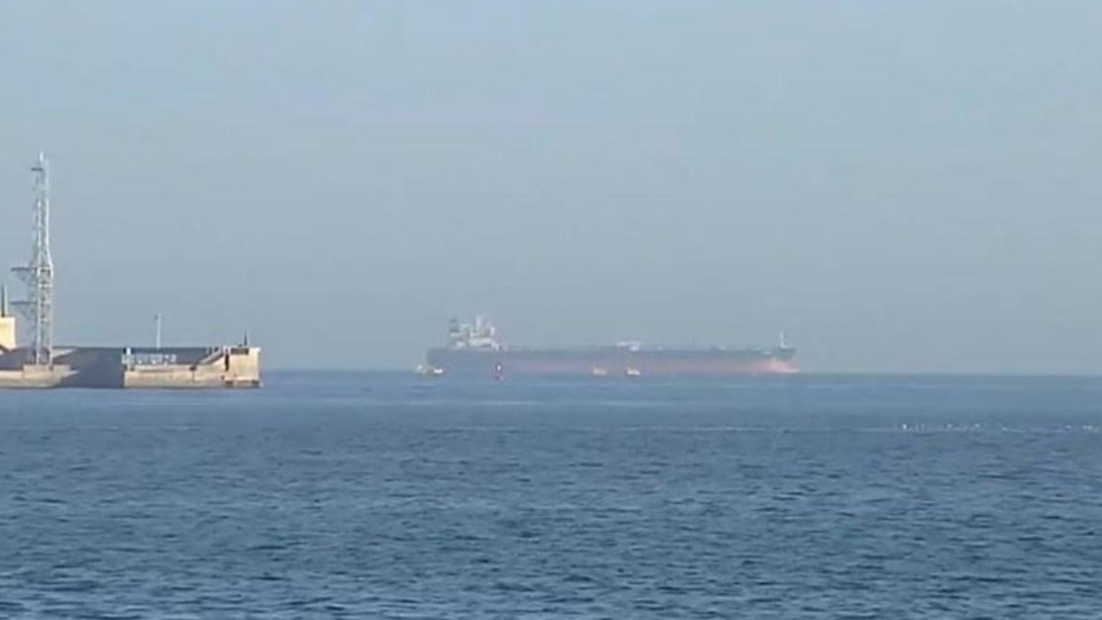 El vaixell amb set polissons nigerians abandona el port de Castelló