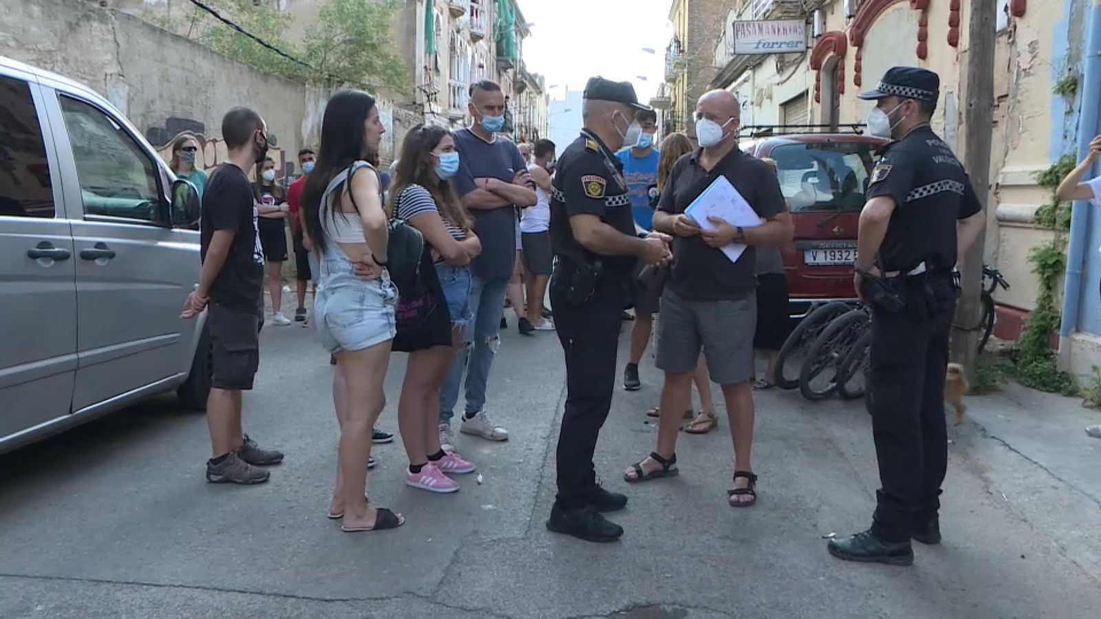 Agents de la Policia Local informen de la pròrroga del desallotjament