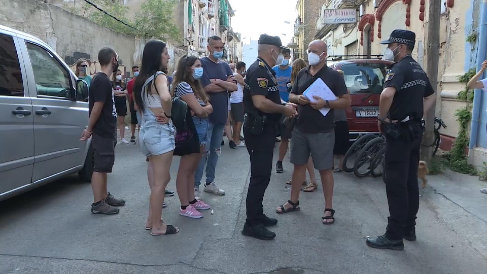 Agents de la Policia Local informen de la pròrroga del desallotjament