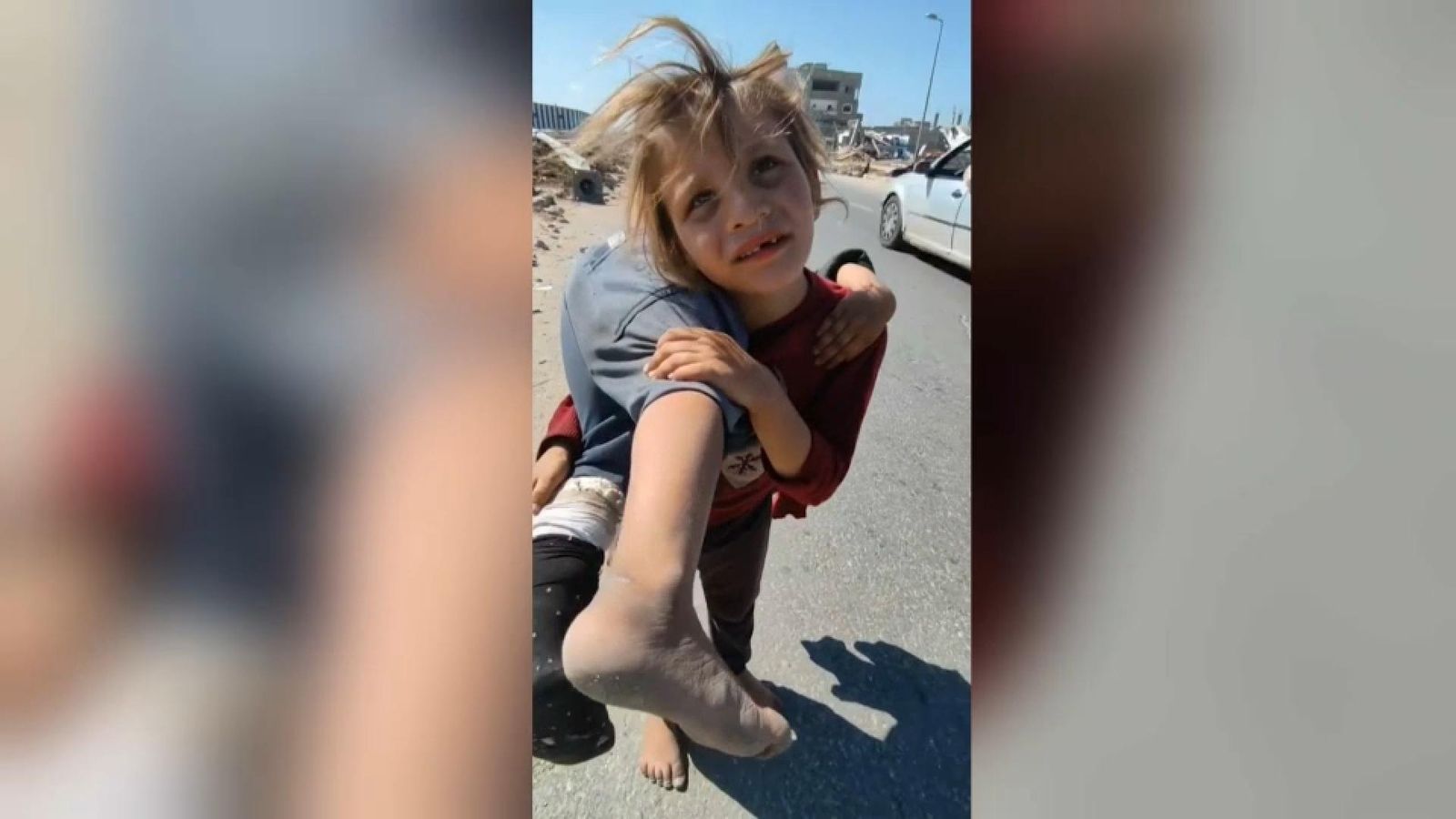 La xiqueta ha recorregut dos quilòmetres a peu per una carretera amb la germana al muscle La xiqueta ha recorregut dos kilòmetres a peu per una carretera amb la germana al muscle