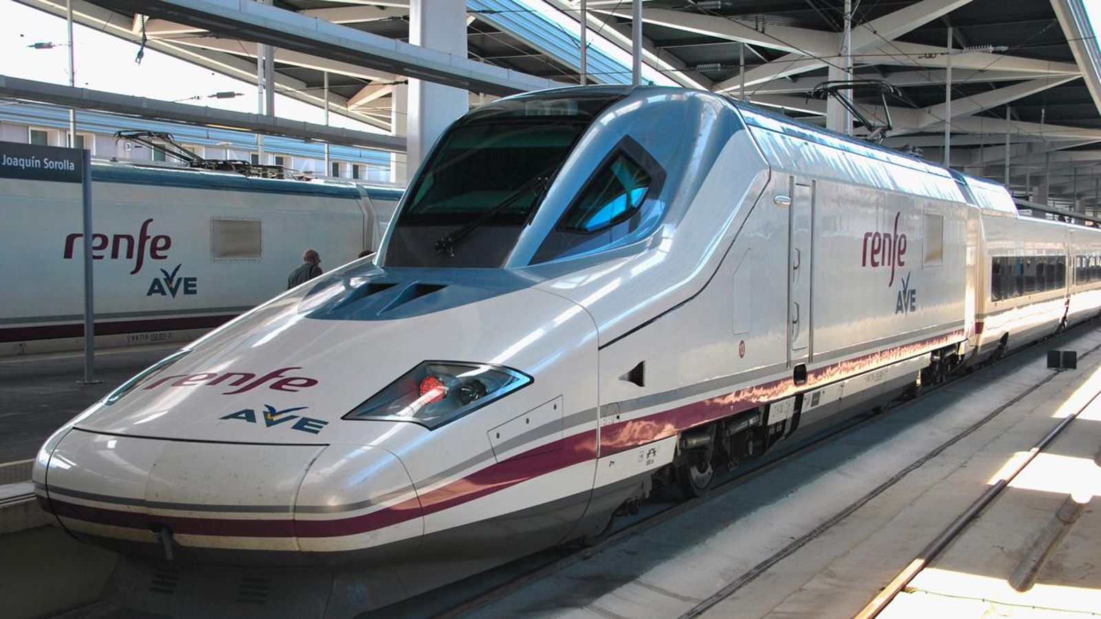 Un AVE a l'estació de Joaquín Sorolla de València
