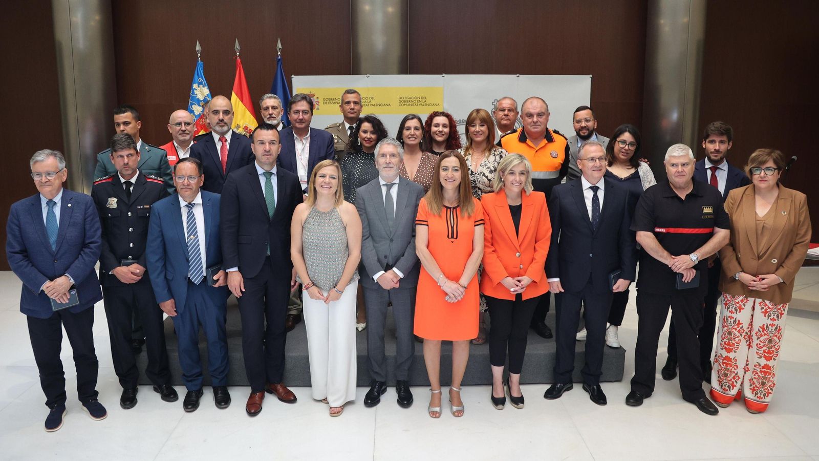 Els guardonats amb la medalla a la Protecció Civil, amb el ministre de l'Interior, en finalitzar l'acte de lliurament de les distincions
