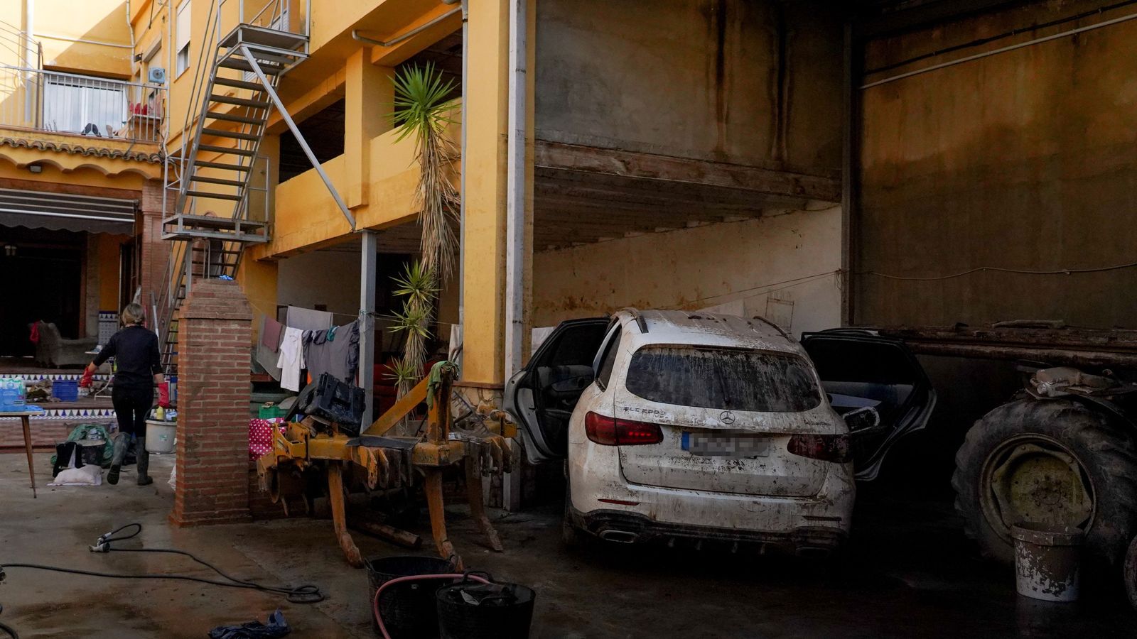 Diversos vehicles amb fang en un garatge de Pedralba