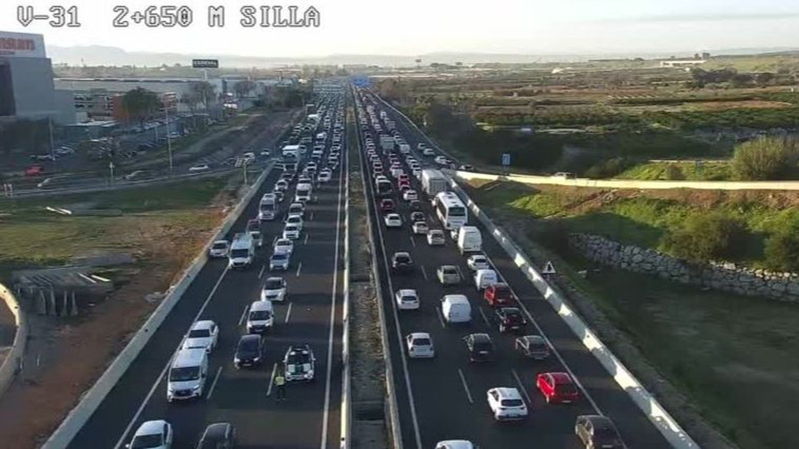 Retenció que presentava la Pista de Silla passades les huit del matí i on s'aprecia un dels carrils tallats a causa d'una col·lisió posterior