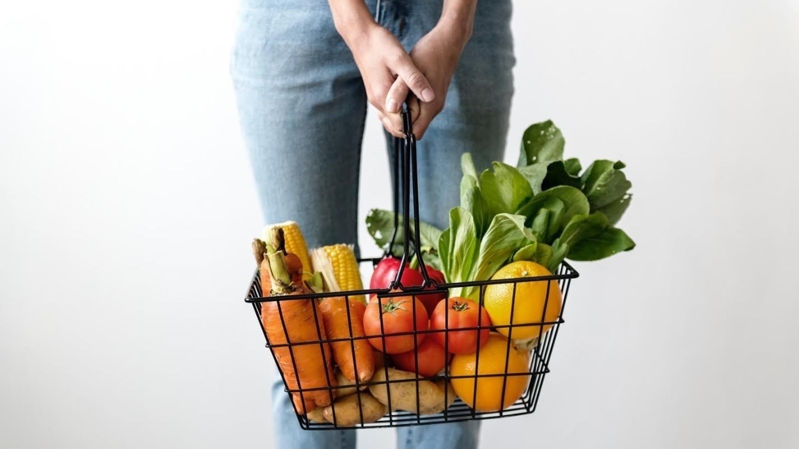 Cistella de la compra amb productes frescos