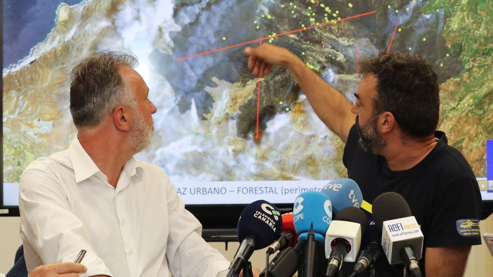 El president del govern de Canàries, Angel Víctor Torres i el director tècnic d'Emergències, Federico Grillo durant la roda de premsa en la qual es va anunciar que l'incendi està estabilitzat