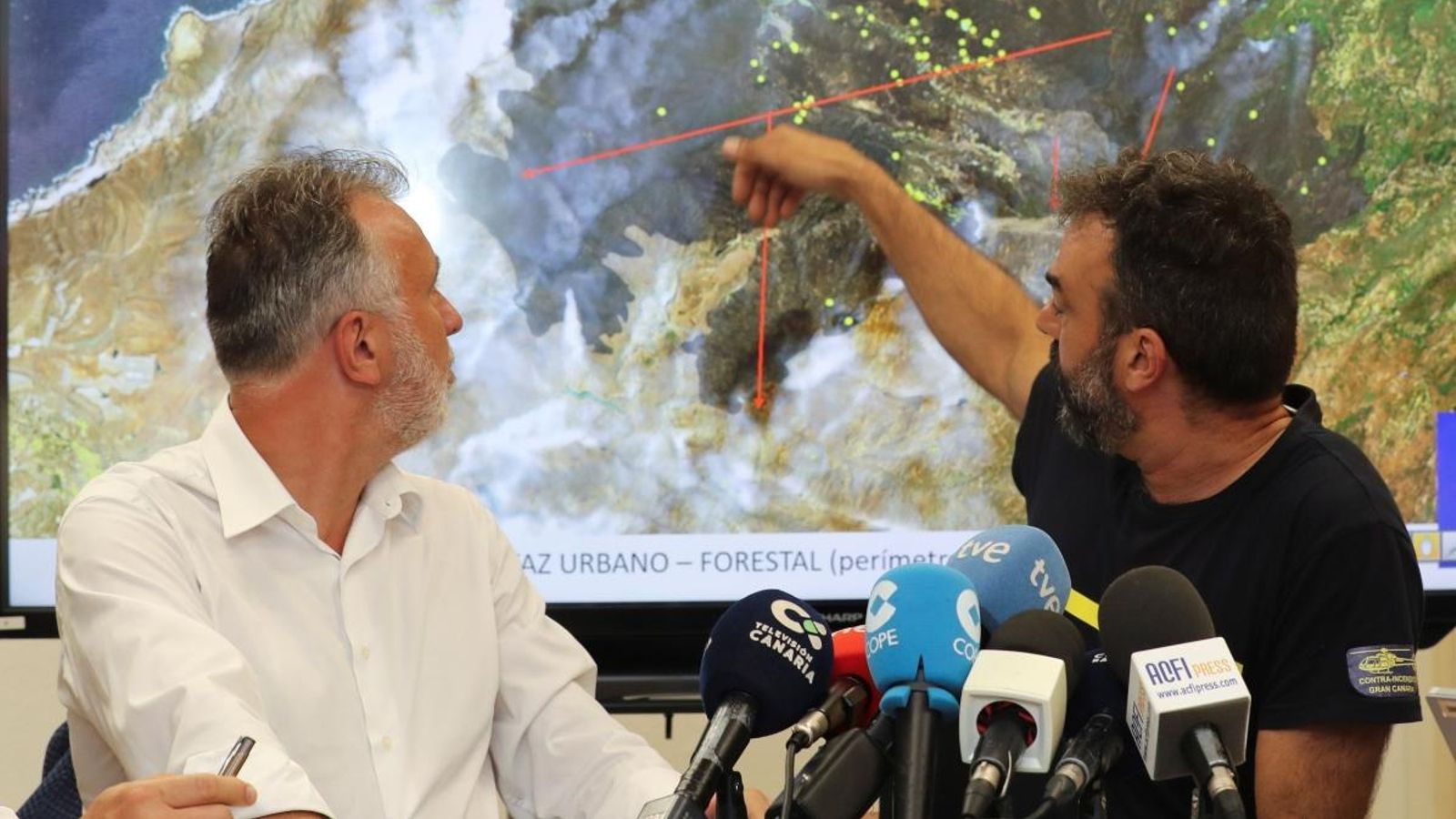 El president del govern de Canàries, Angel Víctor Torres i el director tècnic d'Emergències, Federico Grillo durant la roda de premsa en la qual es va anunciar que l'incendi està estabilitzat El president del govern de Canàries, Angel Víctor Torres i el director tècnic d'Emergències, Federico Grillo durant la roda de premsa en la qual es va anunciar que l'incendi està estabilitzat