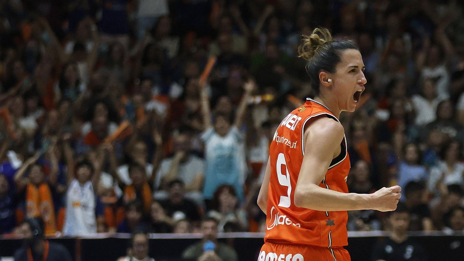 La capitana Queralt Casas celebra una cistella