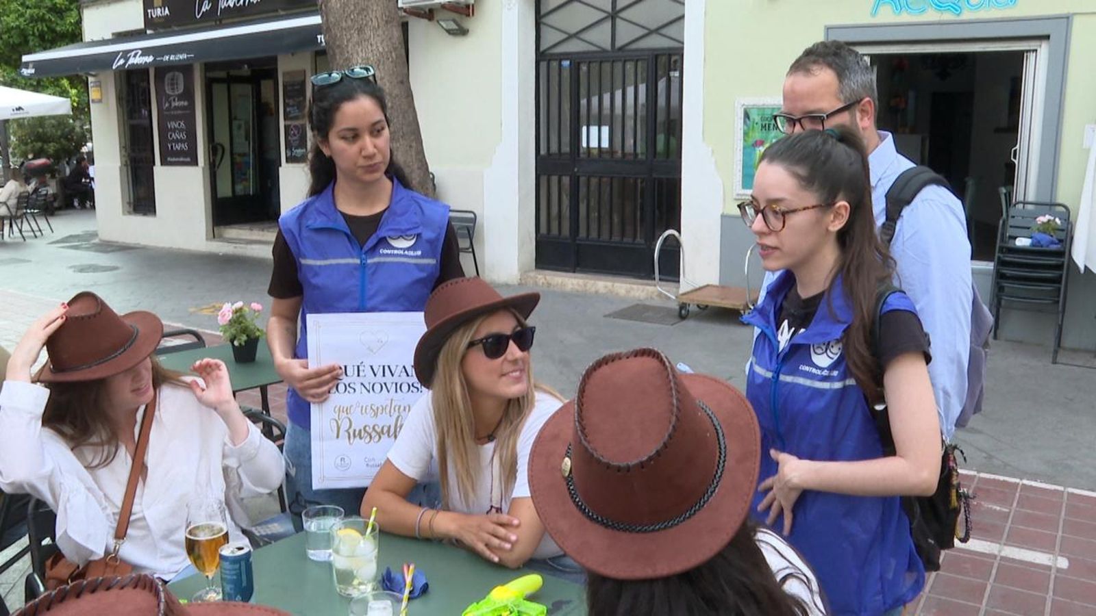 Mediadors socials intervenen per a millorar la convivència en temporada de comiats de fadrí a Russafa