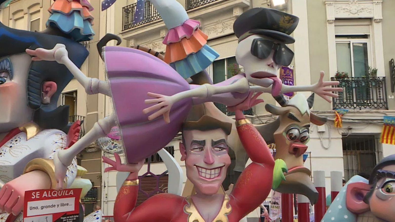 Detall d'un monument sobre l'exhumació de Franco