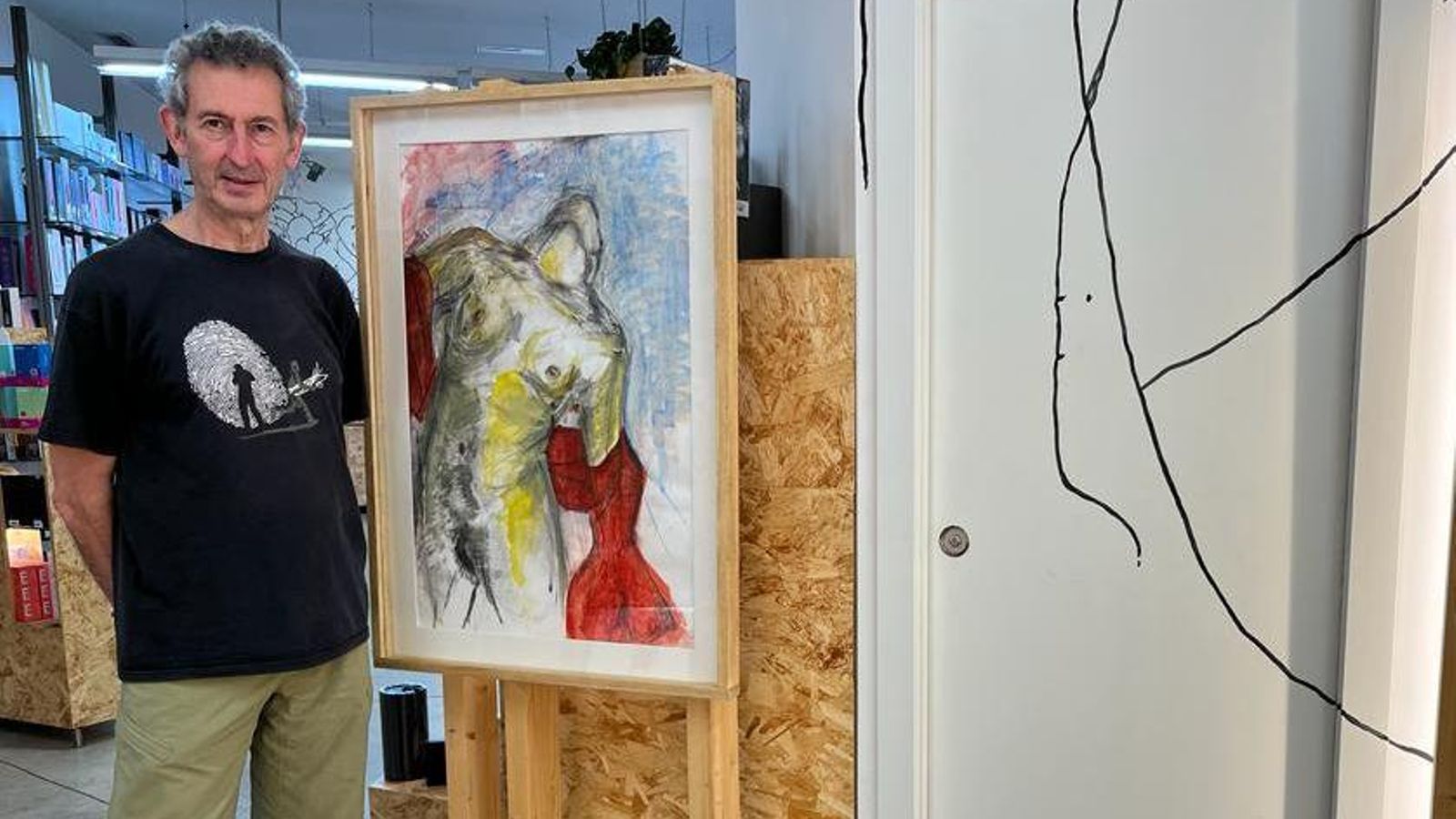 Eugenio López de Quintana a València, en un moment del muntatge de la mostra "A flor de pell"