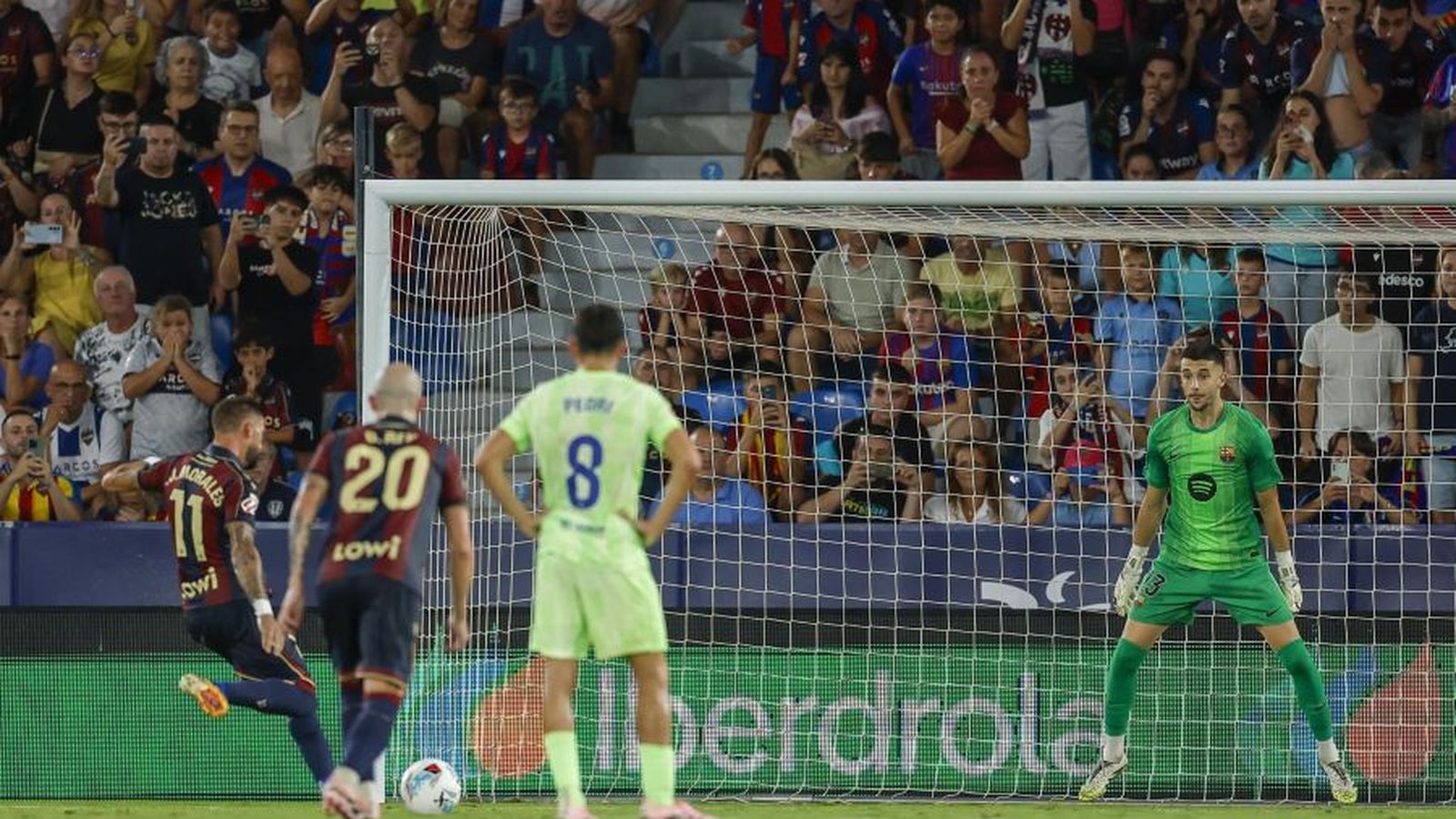 El Barça es va emportar la victòria en el duel de la primera volta, al Ciutat de València (2-3)